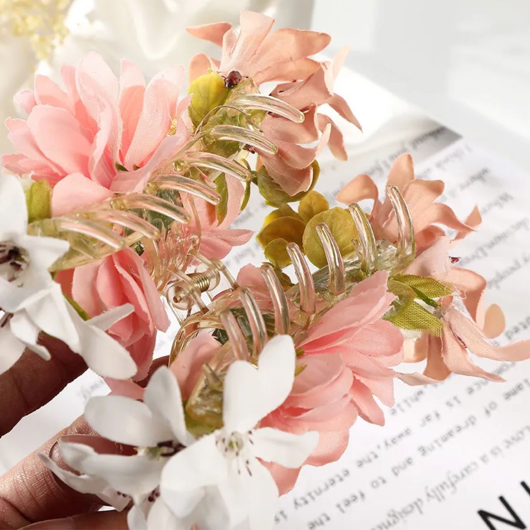 Haarspange mit rosa und weißen Blumen, transparent, modisches Accessoire, Frühlingstrend.