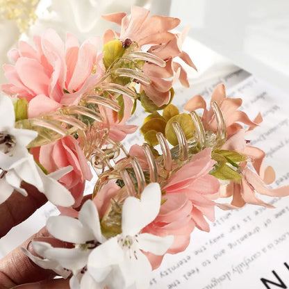 Haarspange mit rosa und weißen Blumen, transparent, modisches Accessoire, Frühlingstrend.