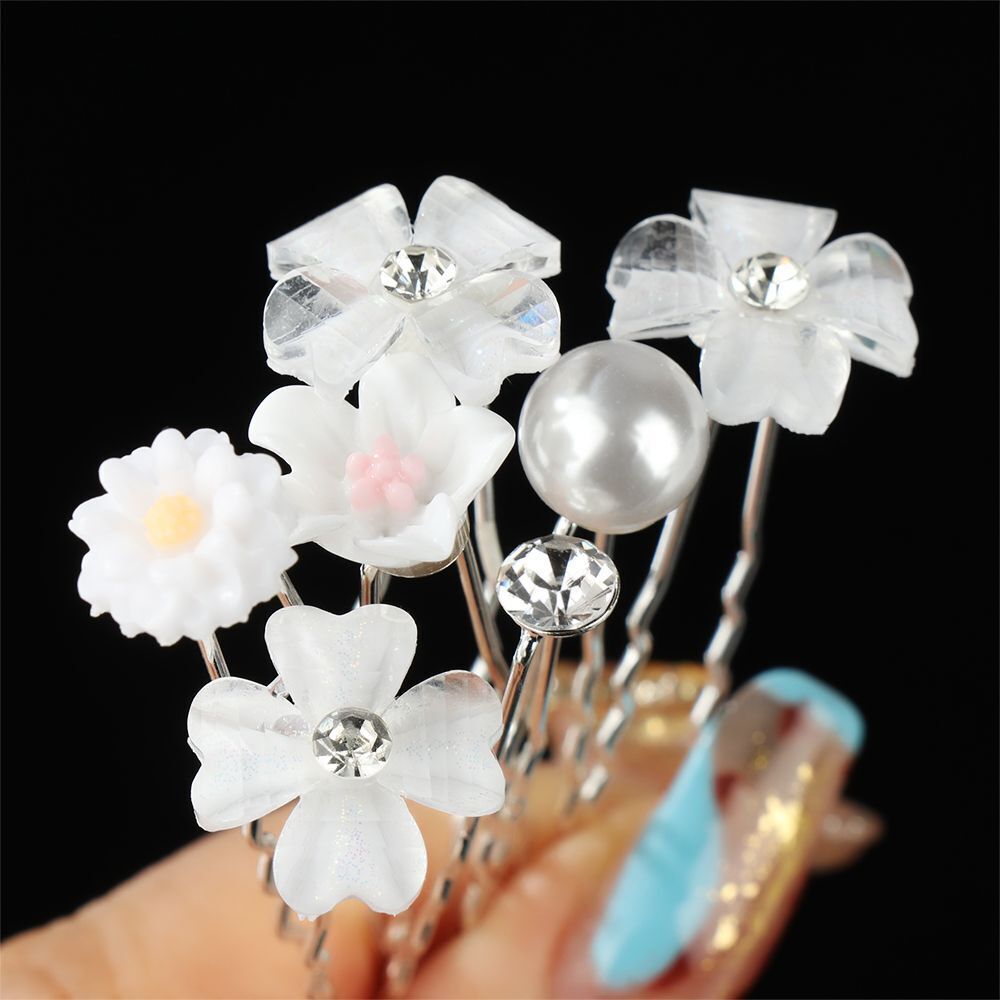 Weiße Haarspangen mit Blumen und Perlen, Haarschmuck für Hochzeiten, elegant und stilvoll.