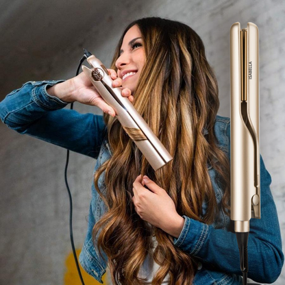 Frau mit langem Haar verwendet goldfarbenes Glätteisen, Haarglätter, Styling, Haarpflege.