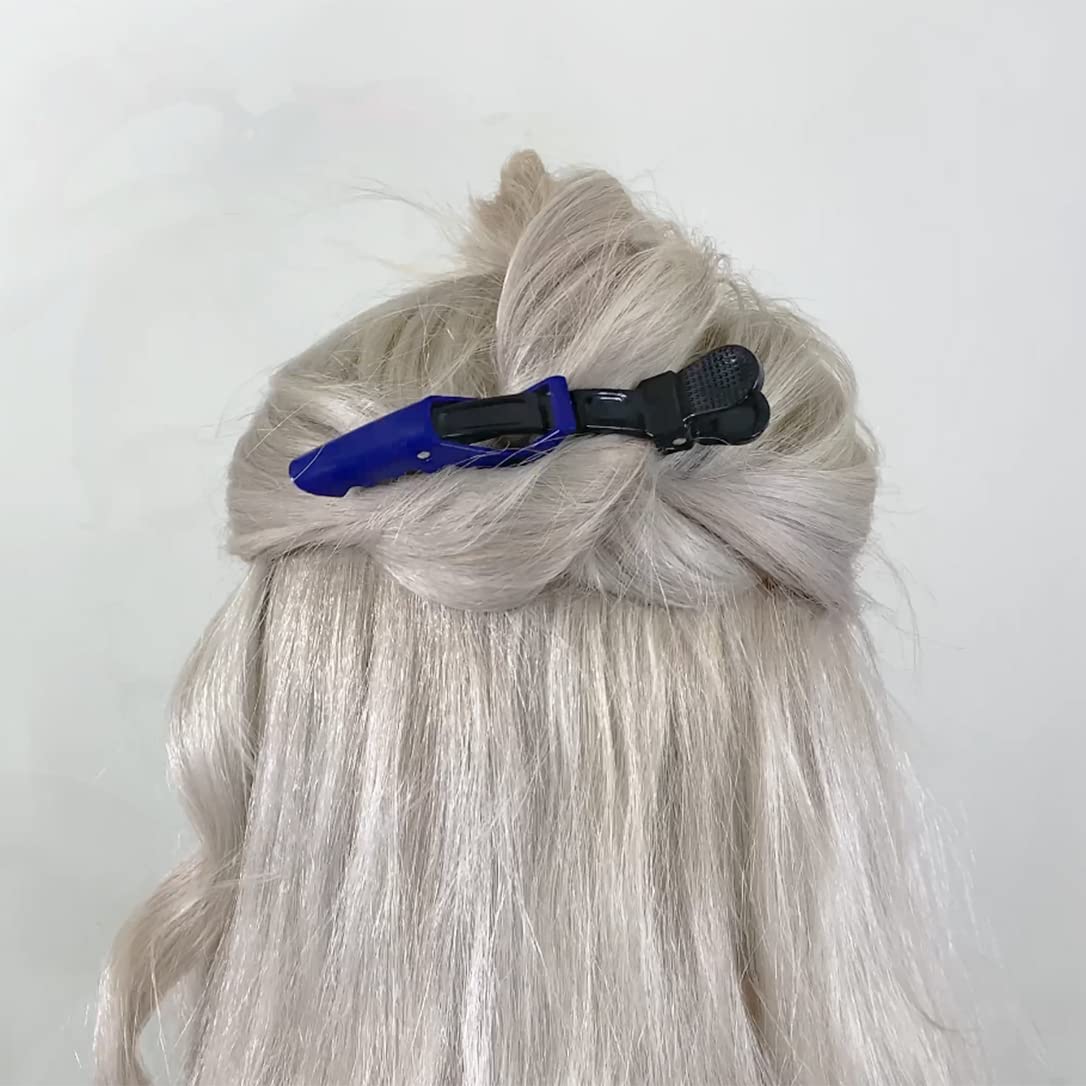 Blonde Haare mit blauem Haarklammer, Frisurenzubehör, Styling-Tool, Haarpflege, Damenfrisur.
