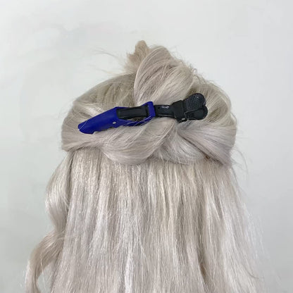Blonde Haare mit blauem Haarklammer, Frisurenzubehör, Styling-Tool, Haarpflege, Damenfrisur.