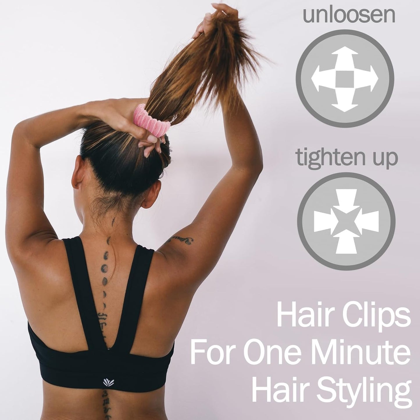 Frau mit rosa Haarklammer, Pferdeschwanz, schwarzes Sporttop, Haarstyling-Anleitung.