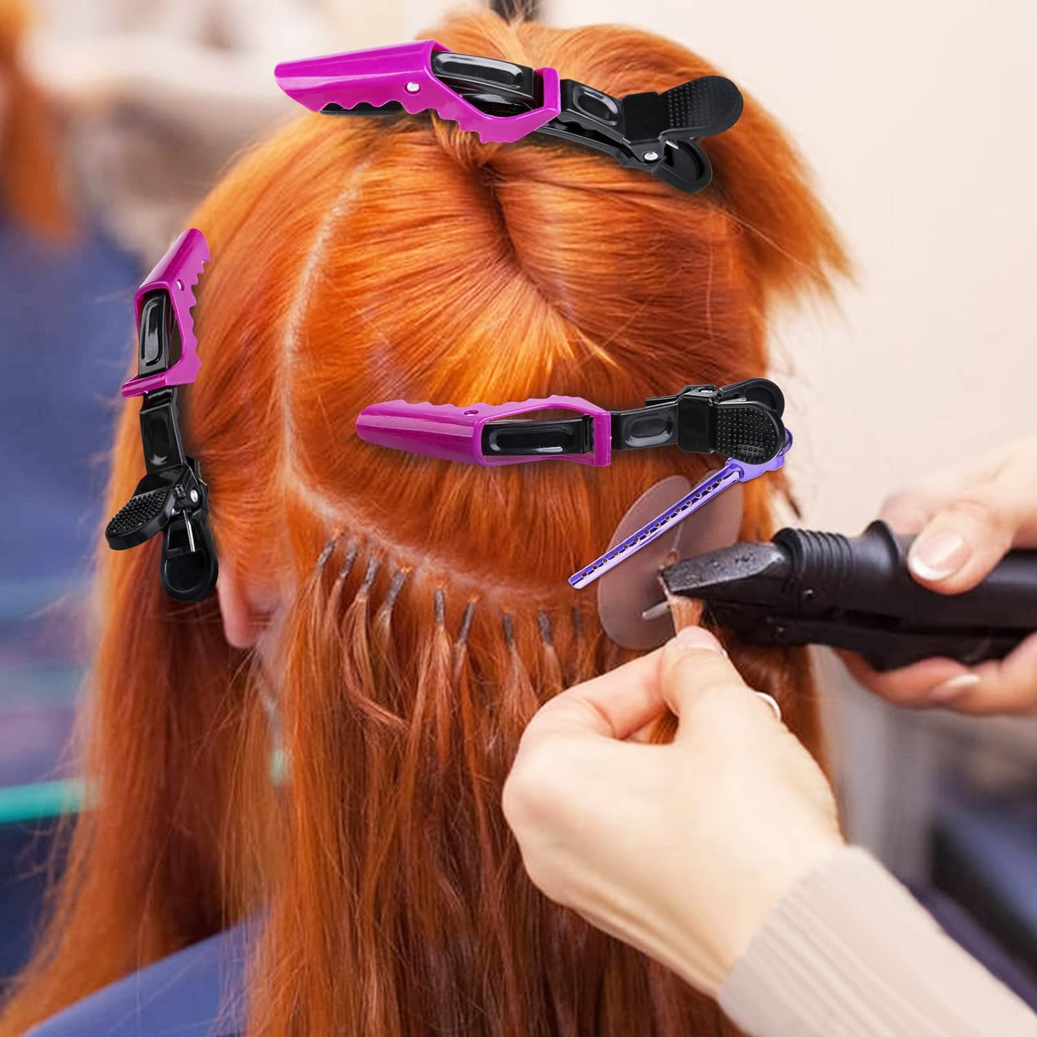 Friseur verwendet Haarschneidemaschine und lila Haarclips auf rotem Haar, Haarverlängerung.