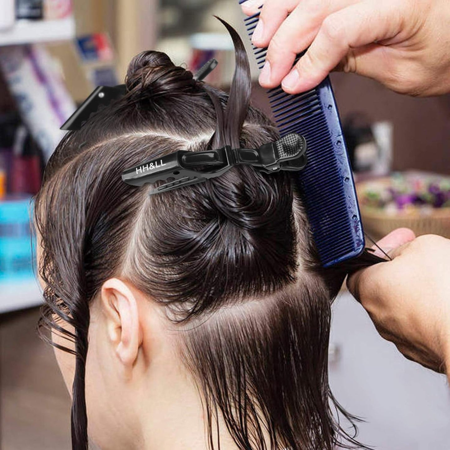 Frau beim Friseur, Haare mit schwarzer Haarklammer und Kamm gestylt, Friseursalon.