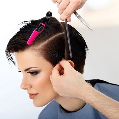Frau mit kurzem Haar, Friseur schneidet mit Schere, pinke Haarspange, Haarschnitt, Salon.