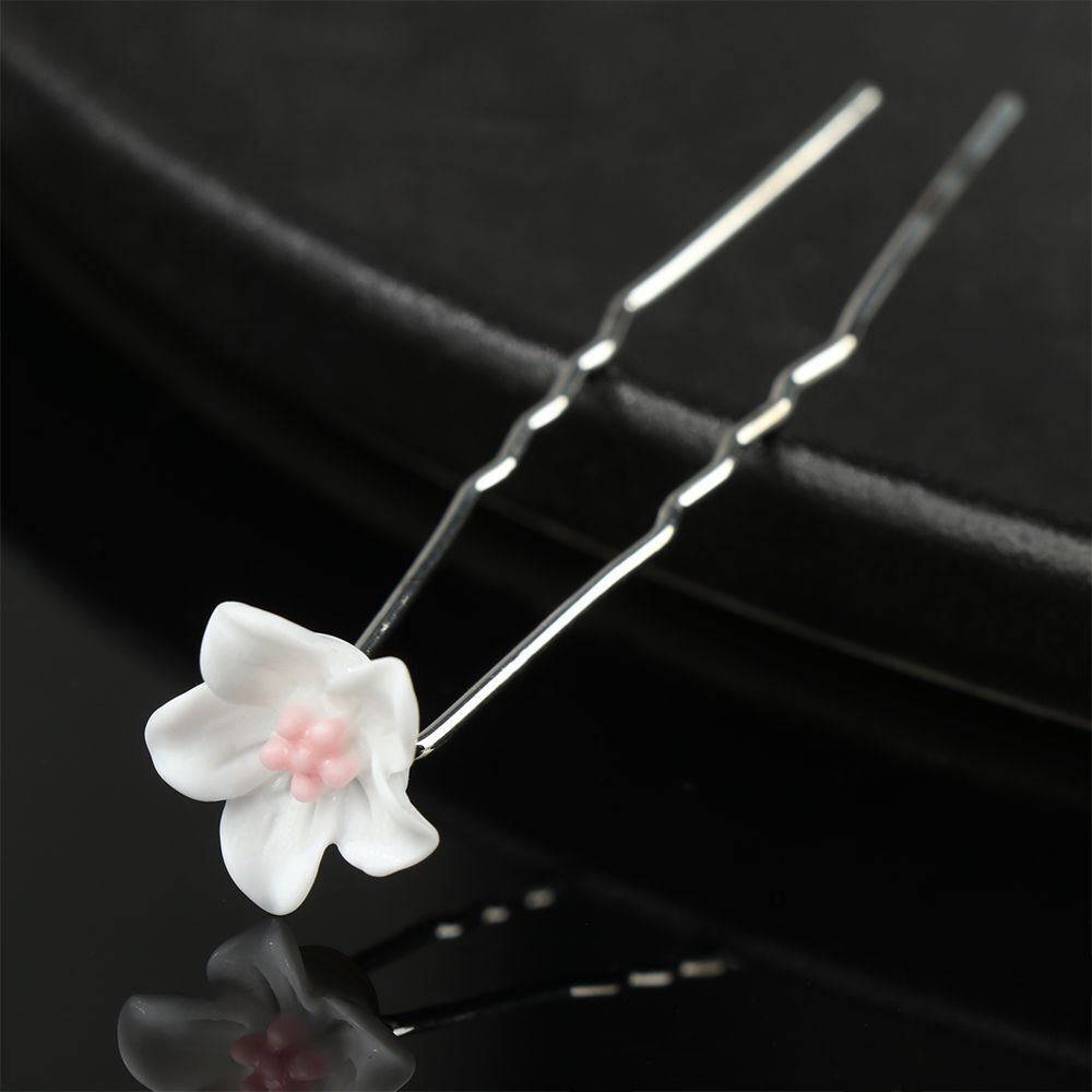 Weiße Haarspange mit Blume, Metall, elegant, Haarschmuck, Hochzeit, Damenaccessoire.