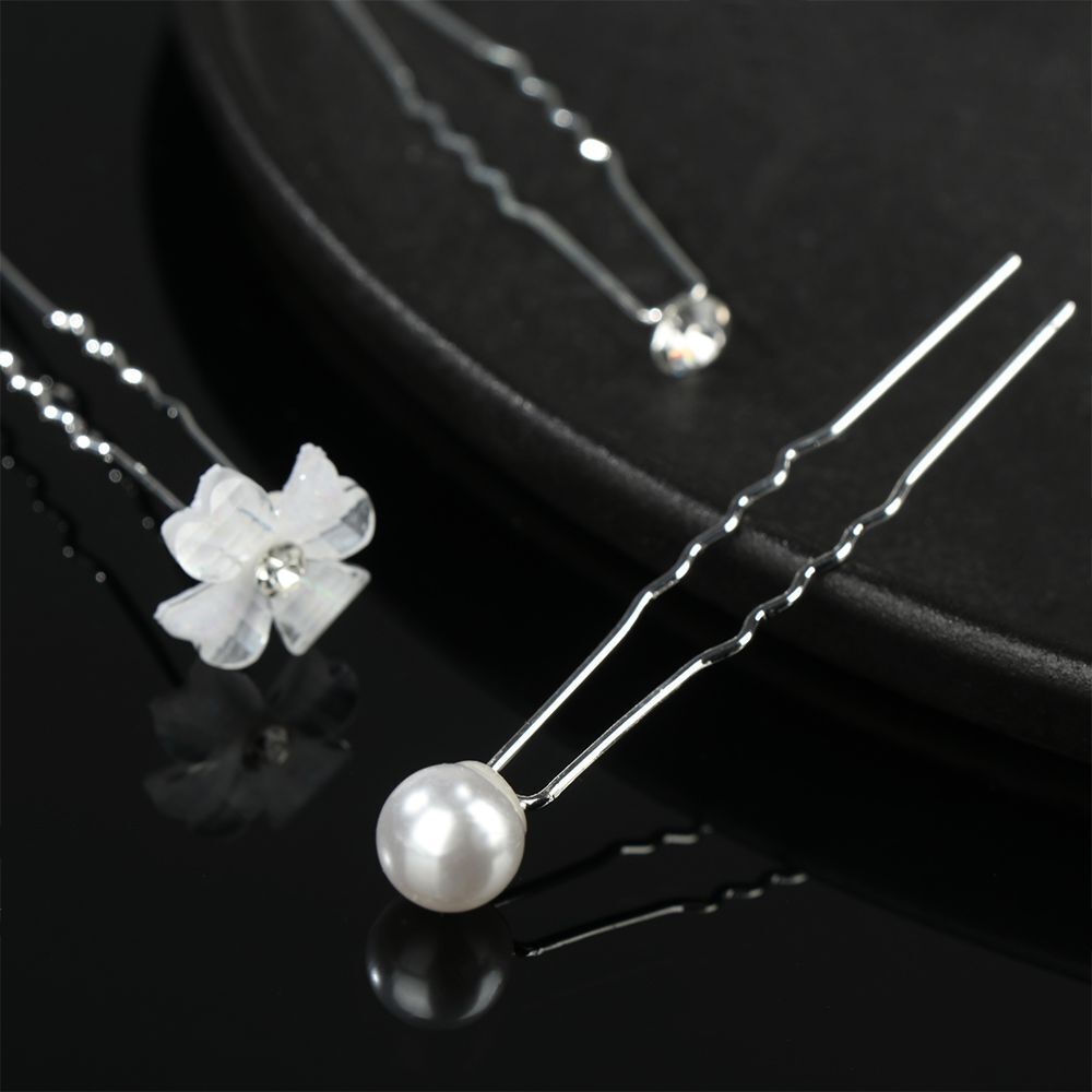 Silberne Haarnadeln mit Perle und Blume, eleganter Haarschmuck für Hochzeiten.