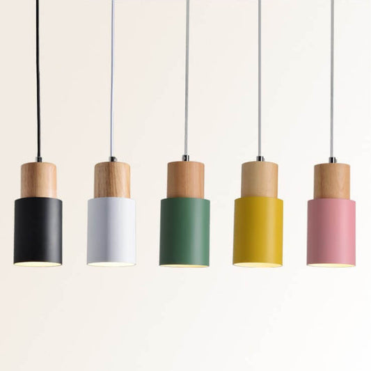 Fünf bunte Pendelleuchten aus Holz und Metall, modern, schwarz, weiß, grün, gelb, rosa.