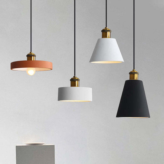 Vier moderne Hängelampen, verschiedene Farben, minimalistisches Design, Innenbeleuchtung.