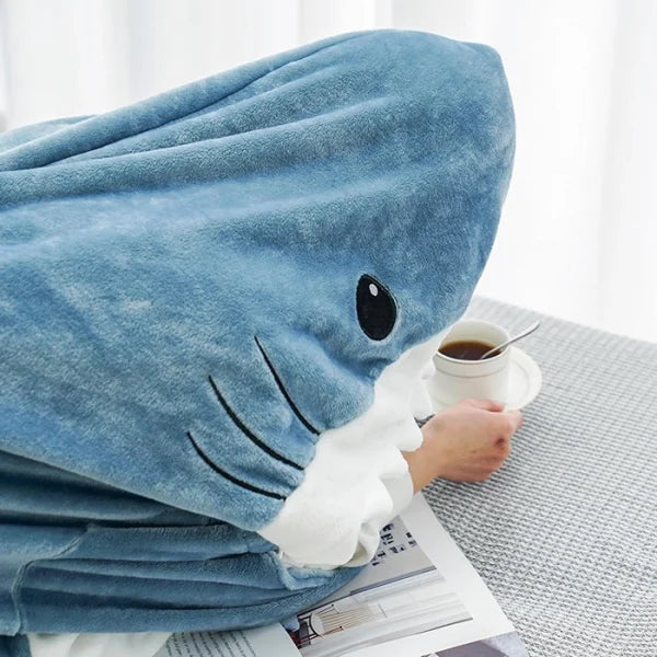 Weiche Haifisch-Decke in Blau, gemütlich, ideal für Kaffeezeit, aus Fleece-Material.