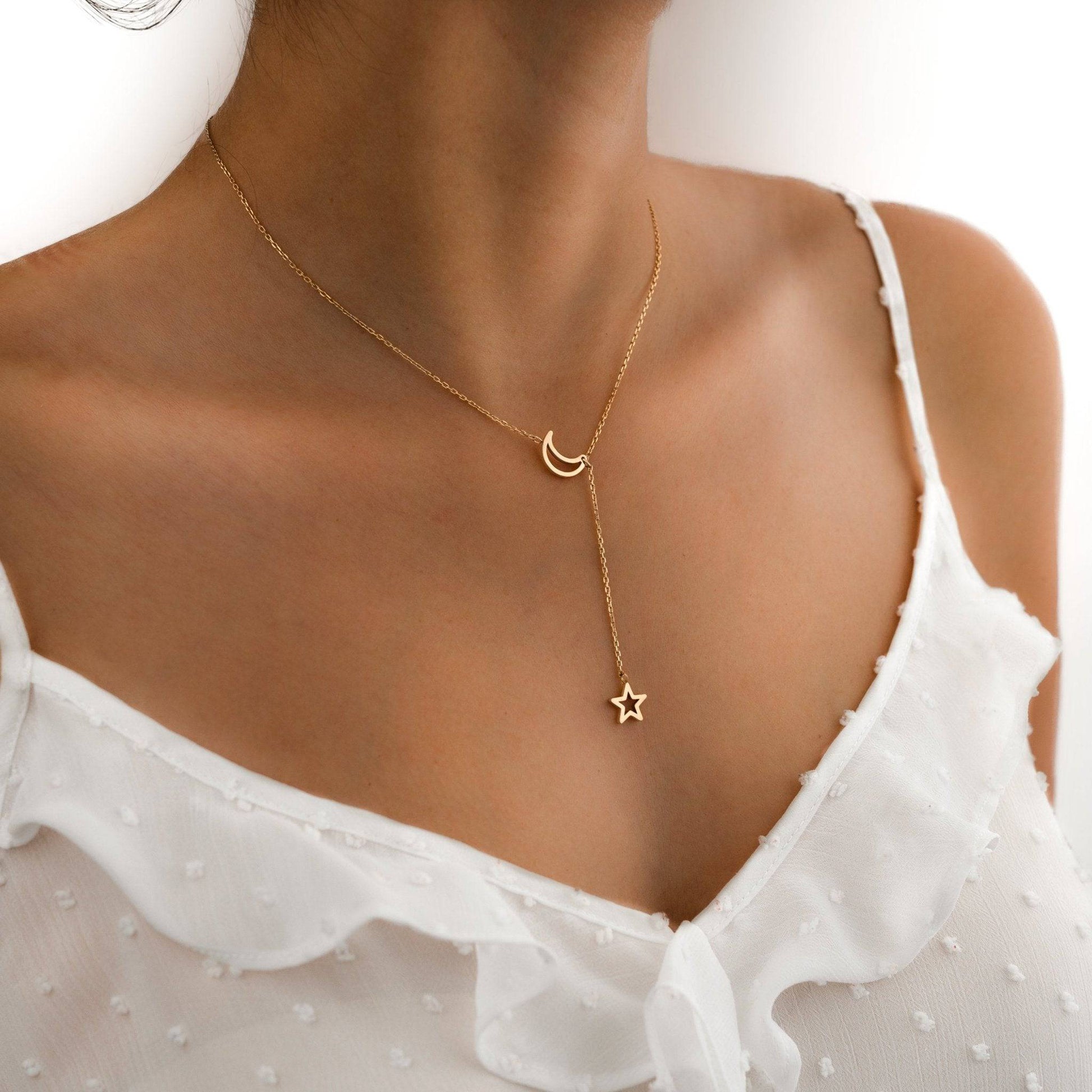 Goldene Halskette mit Mond- und Sternanhänger, Damen, eleganter Schmuck, Geschenkidee.