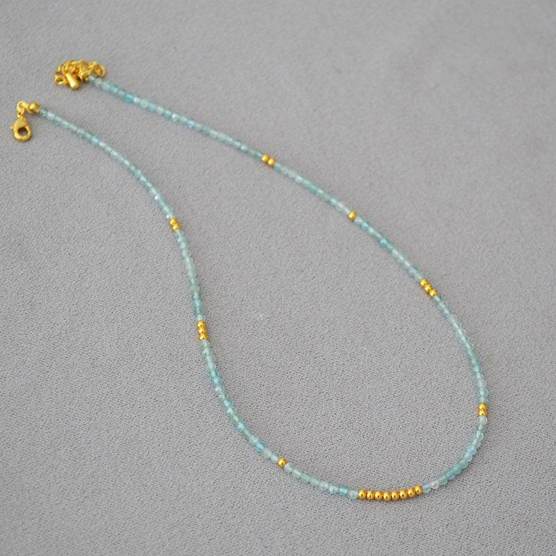 Türkisfarbene Halskette mit goldenen Perlen, handgefertigt, eleganter Schmuck für Damen.