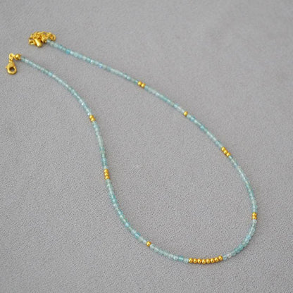 Türkisfarbene Halskette mit goldenen Perlen, handgefertigt, eleganter Schmuck für Damen.