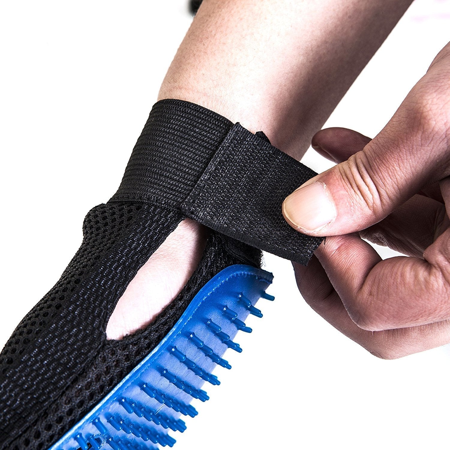 Schwarzer, atmungsaktiver Hundebürstenhandschuh mit Klettverschluss und blauen Noppen.