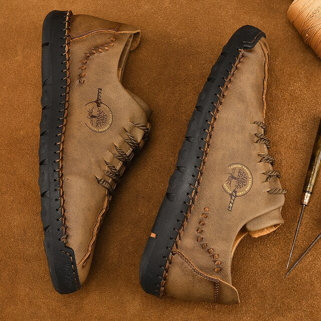 Handgefertigte braune Lederschuhe für Herren, bequeme Casual Loafers mit schwarzer Sohle.