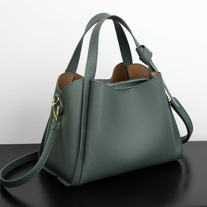Grüne Lederhandtasche mit Schulterriemen, elegantes Design, Damenmode Accessoire.