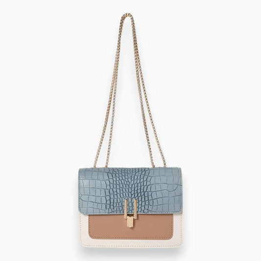 Blaue Damenhandtasche mit Krokodilleder-Optik, goldener Kette, beige und weißem Design.