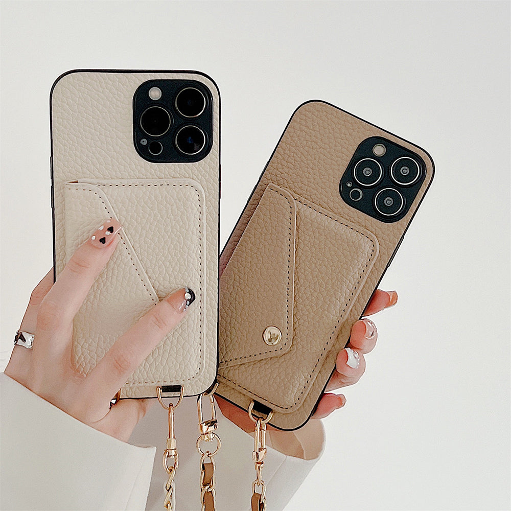 Zwei beige Crossbody-Handyhüllen aus Leder mit Kartenfächern und Trageriemen.