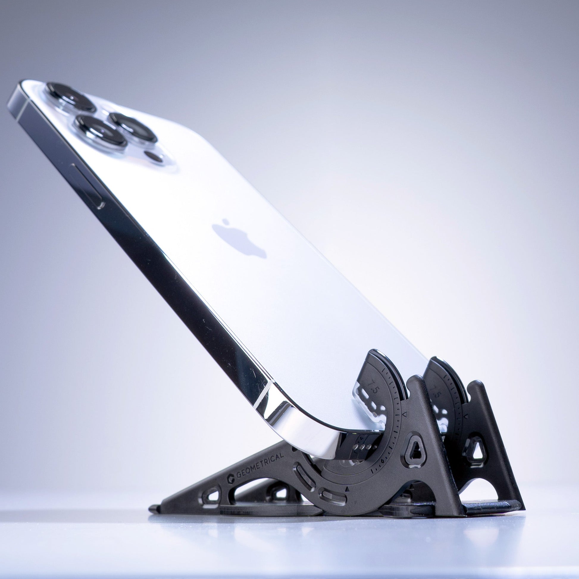 Schwarzes Smartphone-Stativ aus Metall, kompakt, für iPhone, tragbar, stabil, modernes Design.