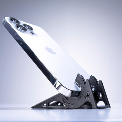 Schwarzes Smartphone-Stativ aus Metall, kompakt, für iPhone, tragbar, stabil, modernes Design.