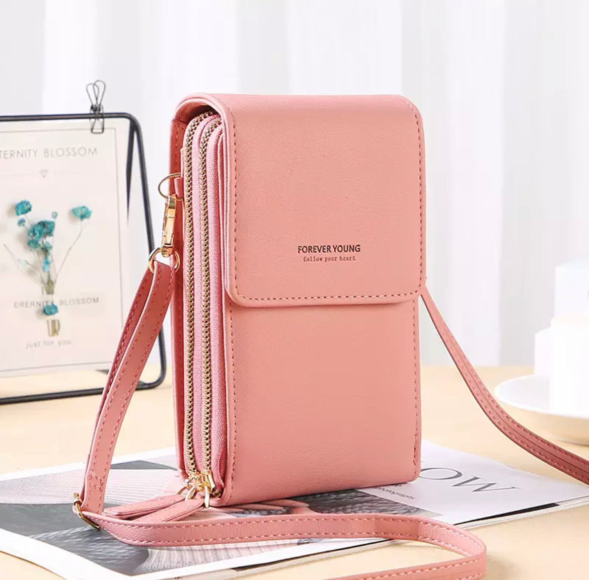 Rosa Damenhandtasche mit Schulterriemen, Kunstleder, modisch, kompakt, vielseitig.