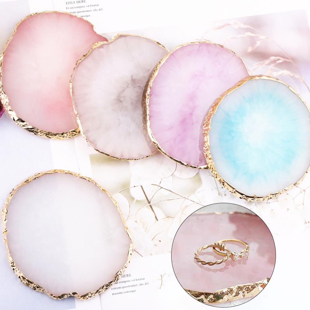 Bunte Harz-Schmuck-Display-Platten, rund, mit goldenen Rändern, für Halsketten und Ringe.