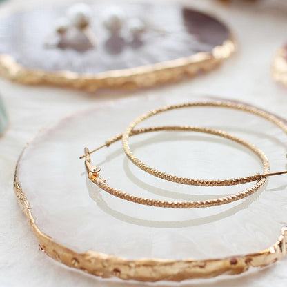 Goldene Harz-Schmuckplatte mit Ohrringen, dekorativer Organizer für Halsketten und Ringe.