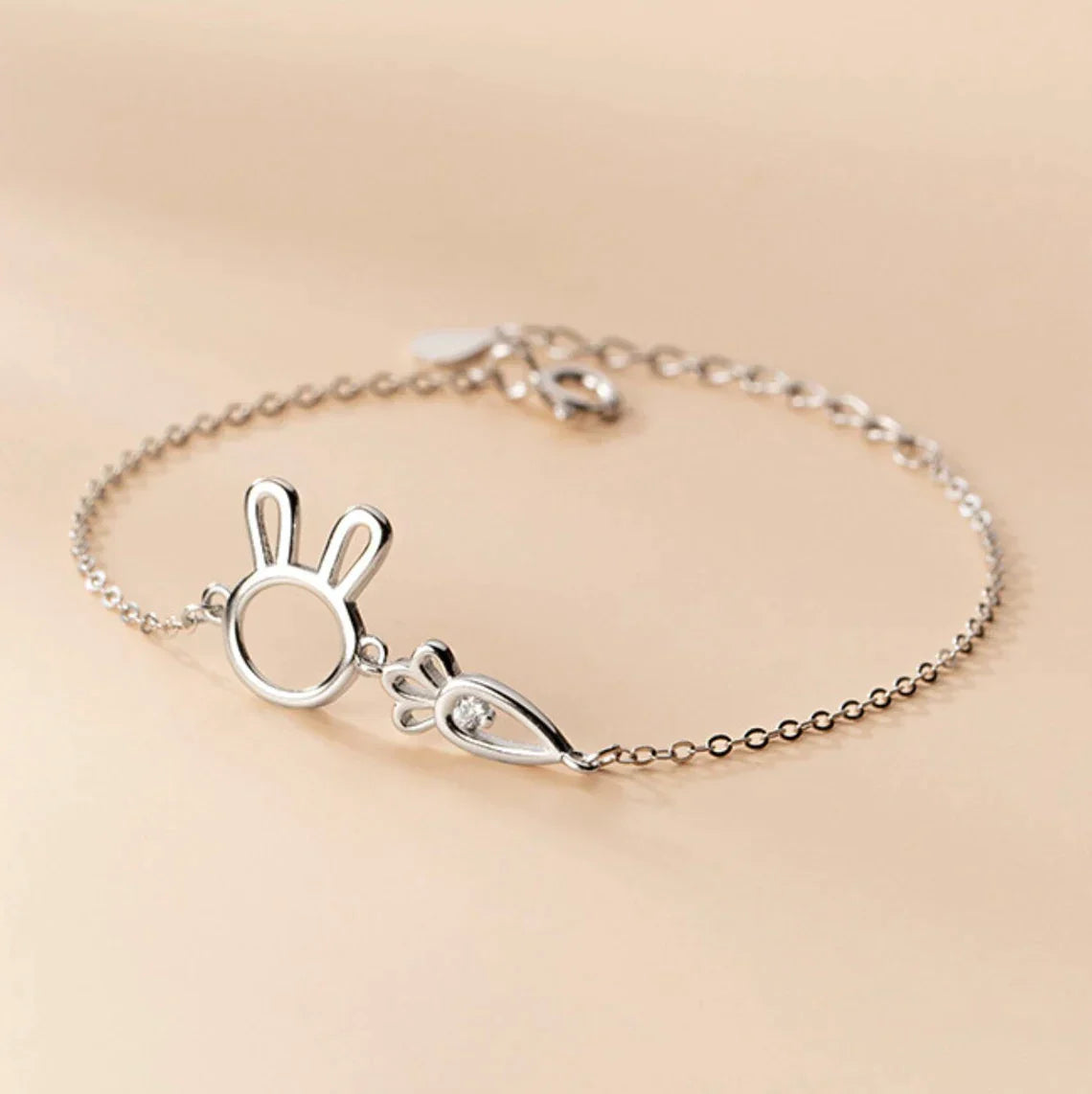 Silberarmband mit Hasen- und Karottenanhänger, zierlich, modisch, Damen-Schmuck.