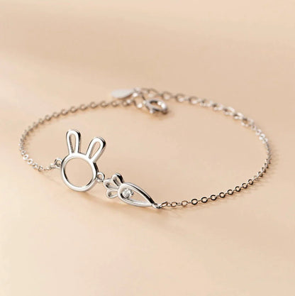 Silberarmband mit Hasen- und Karottenanhänger, zierlich, modisch, Damen-Schmuck.