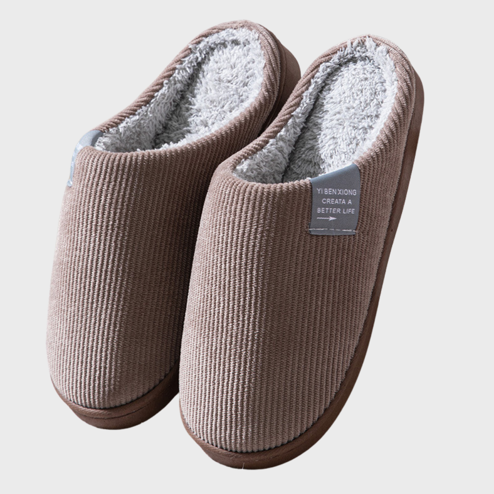 Braune Hausschuhe aus Stoff mit weichem Futter, ideal für Komfort und Wärme im Winter.