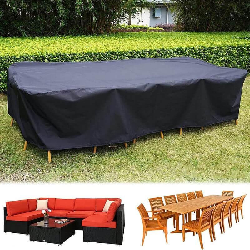 Schwarze Abdeckung über einer großen Möbelgruppe im Garten, darunter Rattan-Sofa und Holz-Esstisch als passende Beispiele. 5