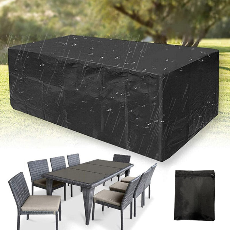 Schwarze Abdeckung im Regen mit abperlenden Wassertropfen, darunter Rattan-Essgruppe und die kleine schwarze Aufbewahrungstasche. 6