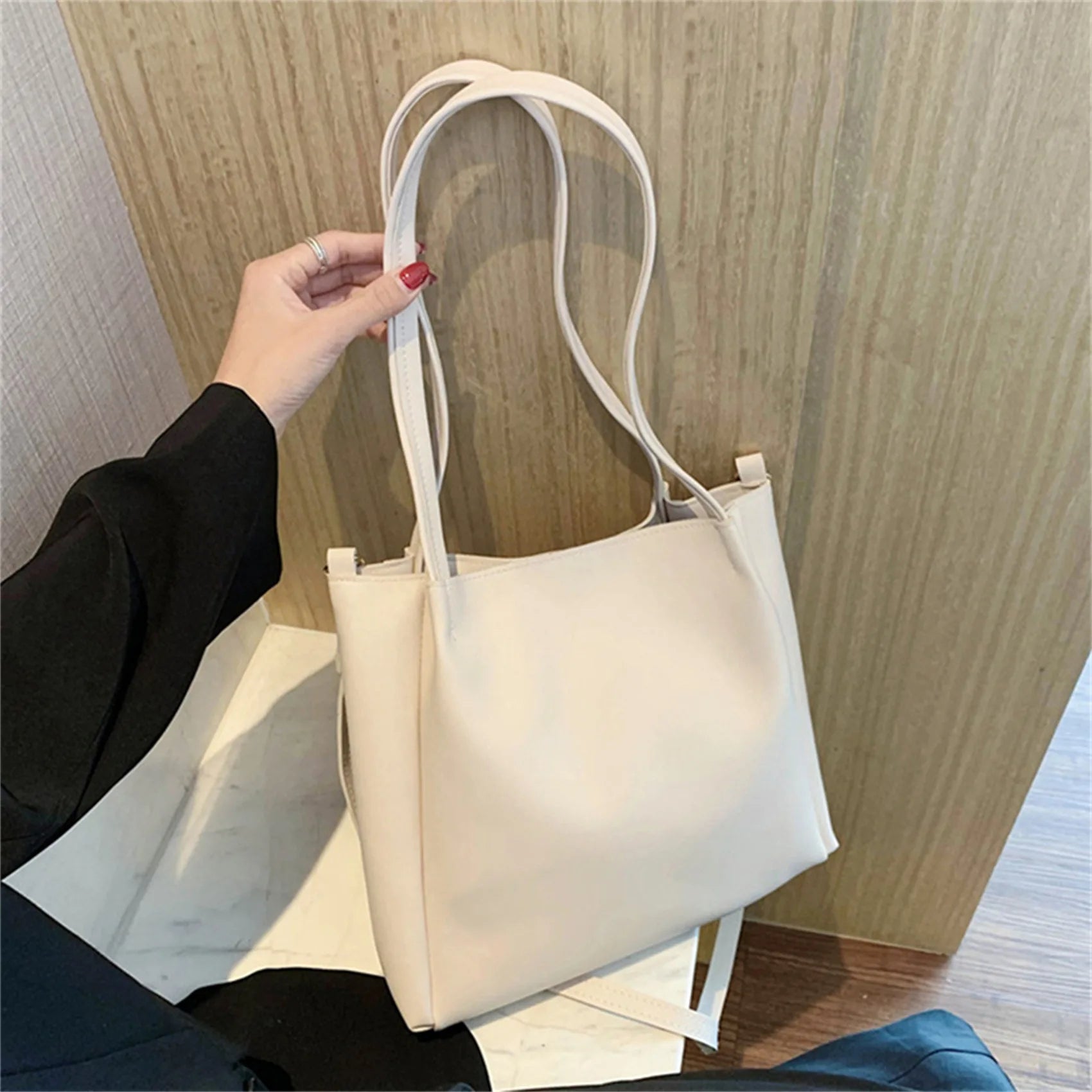 Damenhandtasche aus beigem Leder, Shopper-Stil, elegant, modisch, für Alltag und Büro.