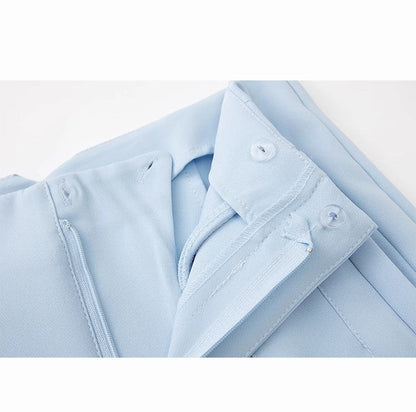 Hellblaue Damenbluse aus Baumwolle mit Knopfleiste und Kragen, elegant und modisch.