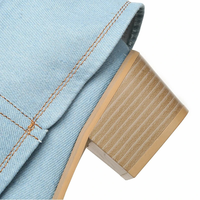 Hellblauer Jeansstoff mit braunem Blockabsatz, Detailansicht, modische Damenstiefel.