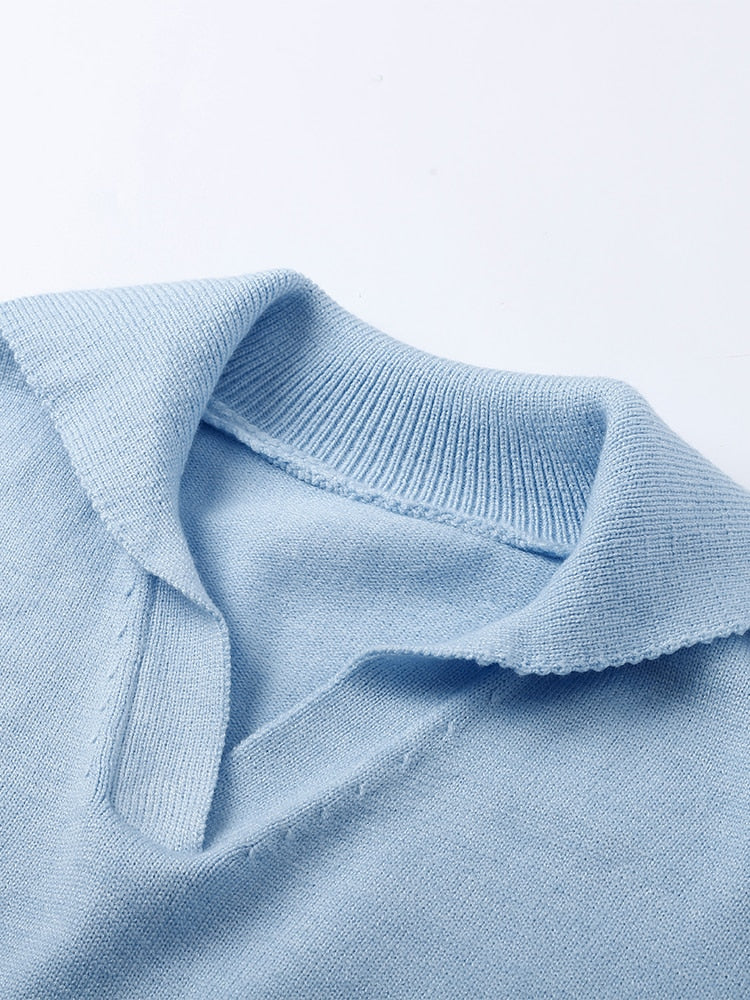 Hellblauer Strickpullover mit V-Ausschnitt und Kragen, weiches Material, modisch und bequem.