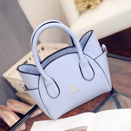 Hellblaue Damenhandtasche aus Leder auf Tisch, elegantes Design, Modeaccessoire.