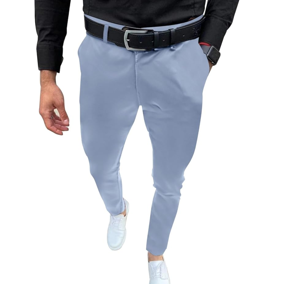 Hellblaue Herren-Chinohose, schmal geschnitten, mit schwarzem Gürtel und weißem Sneaker.