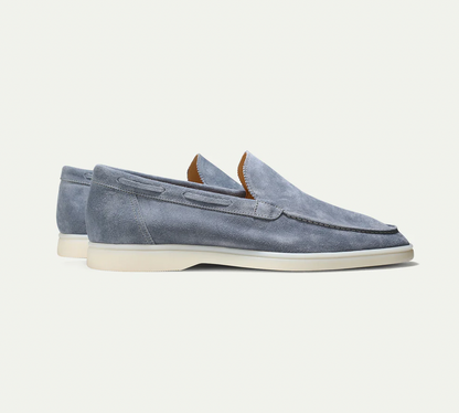 Blaue Wildleder-Loafers für Herren, stilvoll und bequem, mit weißer Sohle.