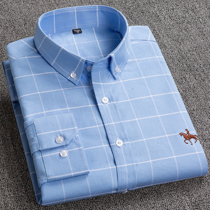Hellblaues kariertes Herrenhemd, Baumwolle, Button-Down-Kragen, gesticktes Pferdemotiv.