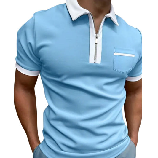 Hellblaues Herren-Poloshirt mit Reißverschluss, weißem Kragen und Brusttasche.