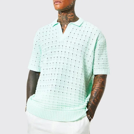 Hellblaues Herren-Strickshirt, kurzärmelig, V-Ausschnitt, modisch, Sommerkleidung.