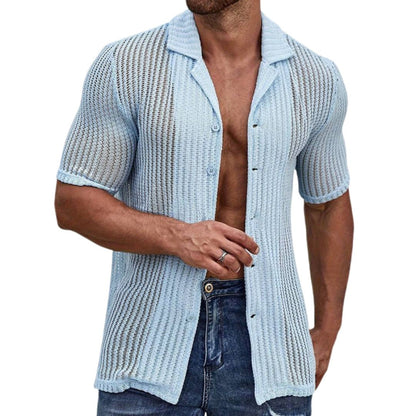 Mann in hellblauem Strickhemd, kurzärmelig, lässig, Sommermode, Herrenbekleidung.