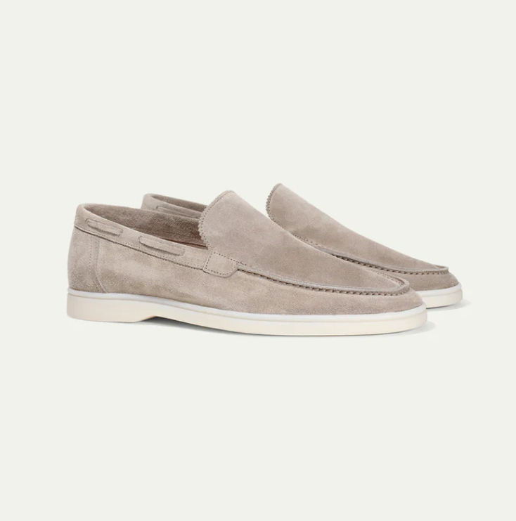 Beige Wildleder-Loafer für Herren, stilvoll und bequem, ideal für Freizeitkleidung.