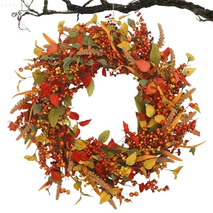 Herbstlicher Türkranz aus Rattan mit Ahornblättern und Beeren, ideal für Feiertagsdekoration.