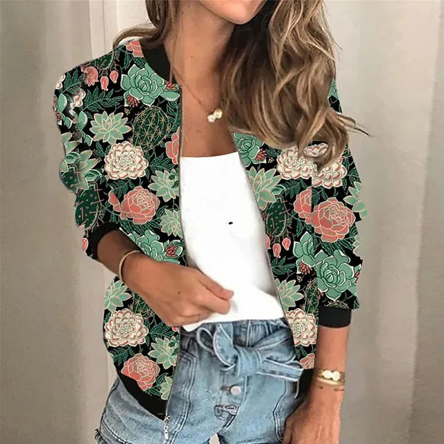 Frau in floral bedruckter Jacke, weißem Top und Jeansshorts, modisch, lässig, Herbstmode.