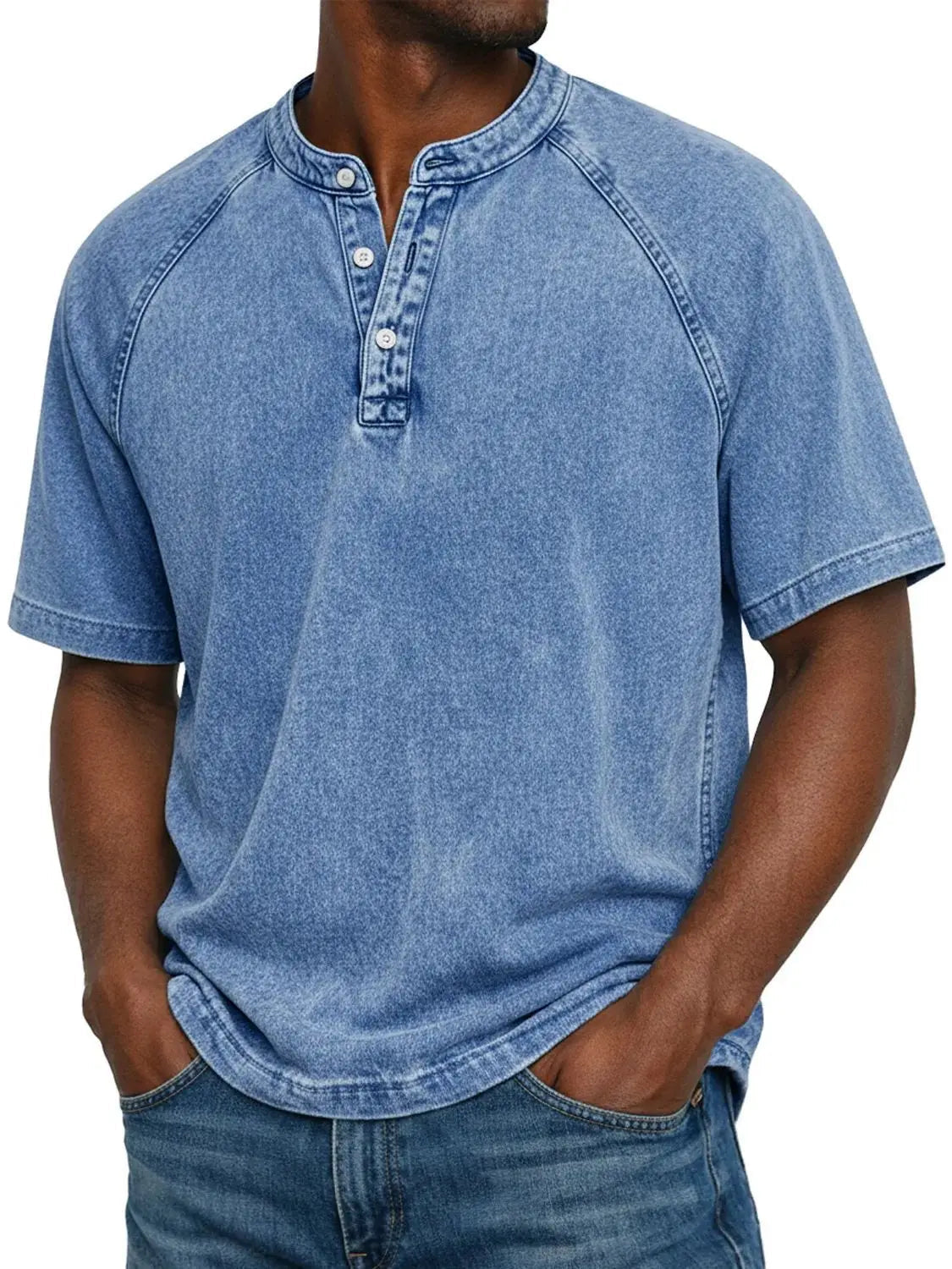 Mann trägt das ausgewaschene Henley-Shirt mit Raglanärmeln in Hellblau, kombiniert mit Jeans, Frontansicht mit Knopfleiste. 2