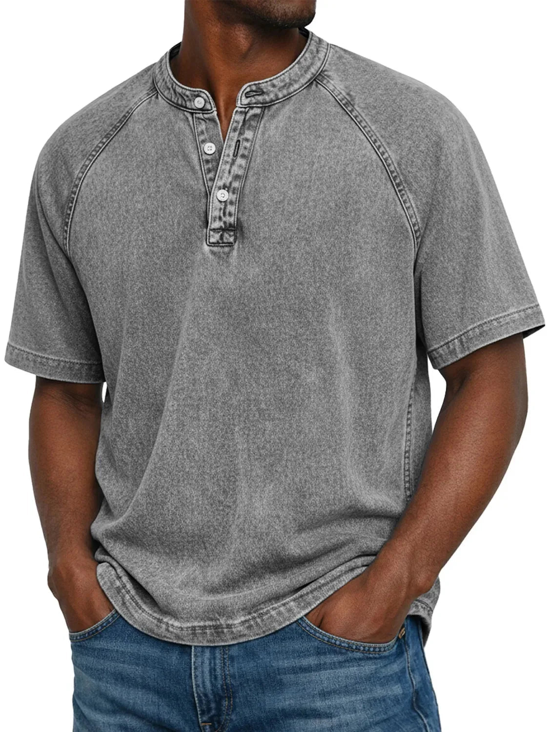 Mann trägt das ausgewaschene Henley-Shirt mit Raglanärmeln in Grau, Frontansicht mit Knopfleiste und Jeans. 4