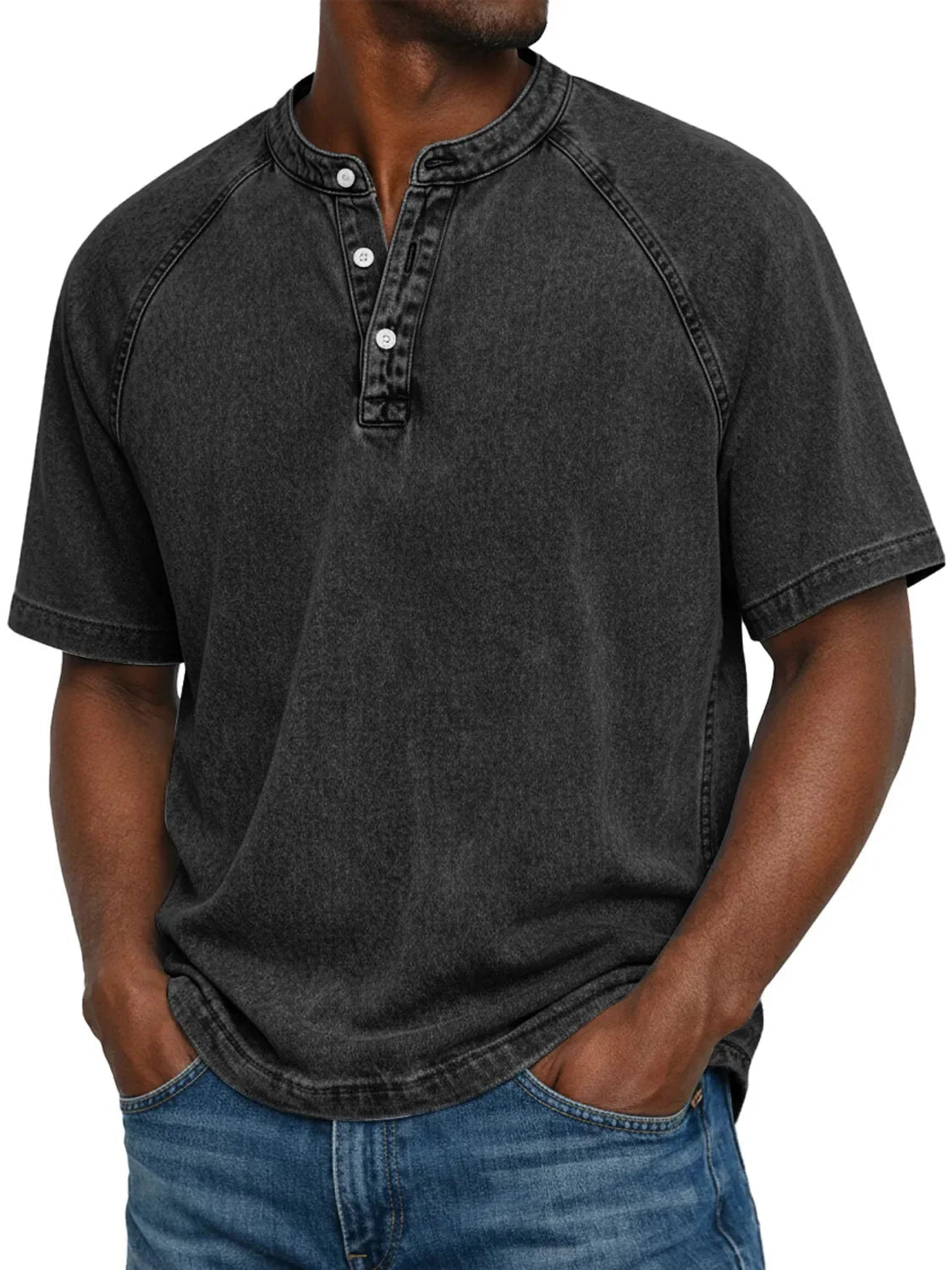 Mann trägt das ausgewaschene Henley-Shirt mit Raglanärmeln in Schwarz, Frontansicht mit Knopfleiste und Jeans. 5